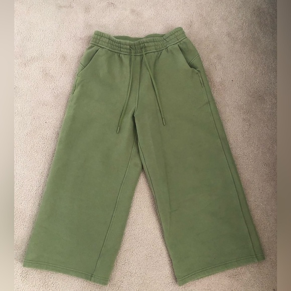 Lululemon Green Capris Pants - Picture 1 of 4